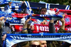 爱游戏官网-曼联球迷现场助威，球队士气高涨