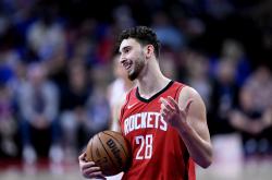 爱游戏体育地址-火箭阵容稳固，逆袭尼克斯取得胜利