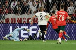 包含葡萄牙苦战获胜，冰岛后卫险破门的词条