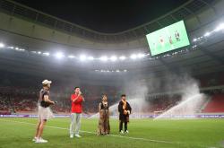 爱游戏app-包含足球比赛现场火爆热情高涨，球迷情绪波动的词条