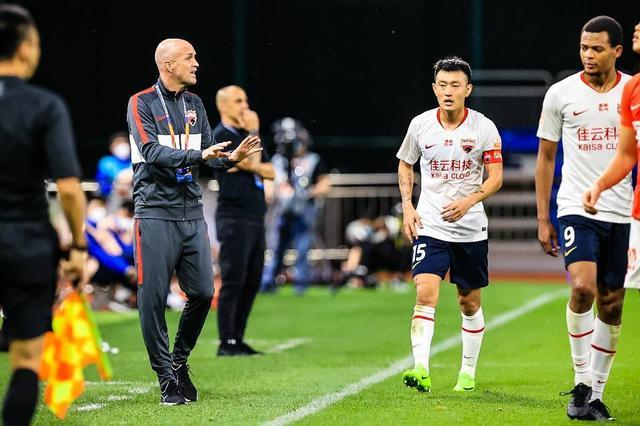 广州富力客场不敌河南建业，状态低迷的简单介绍