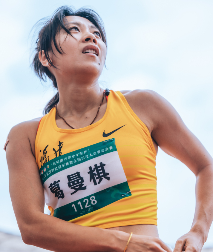 田径赛场上出现新科冠军，刷新纪录夺冠