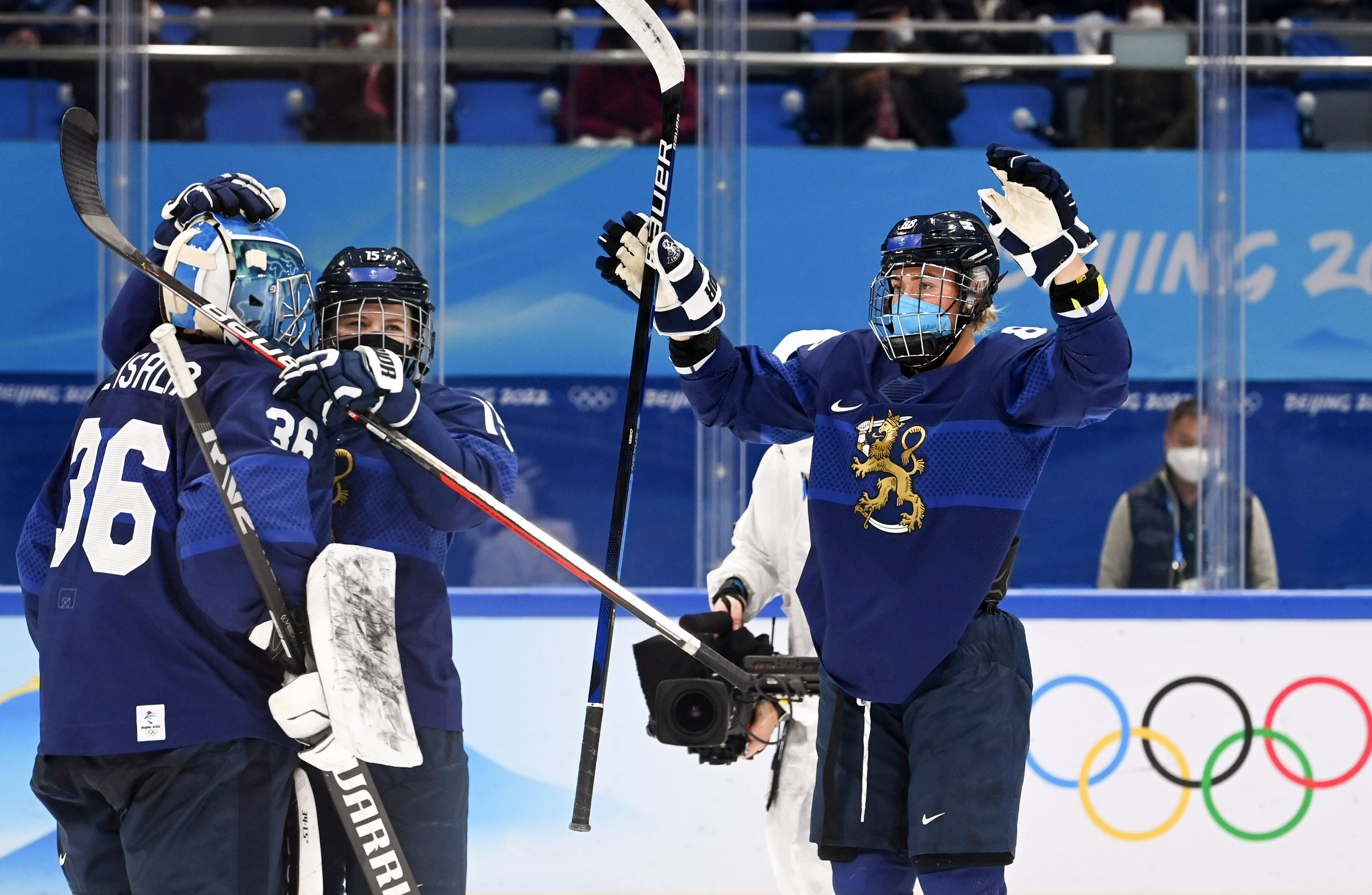 芬兰队在冰球比赛中晋级半决赛