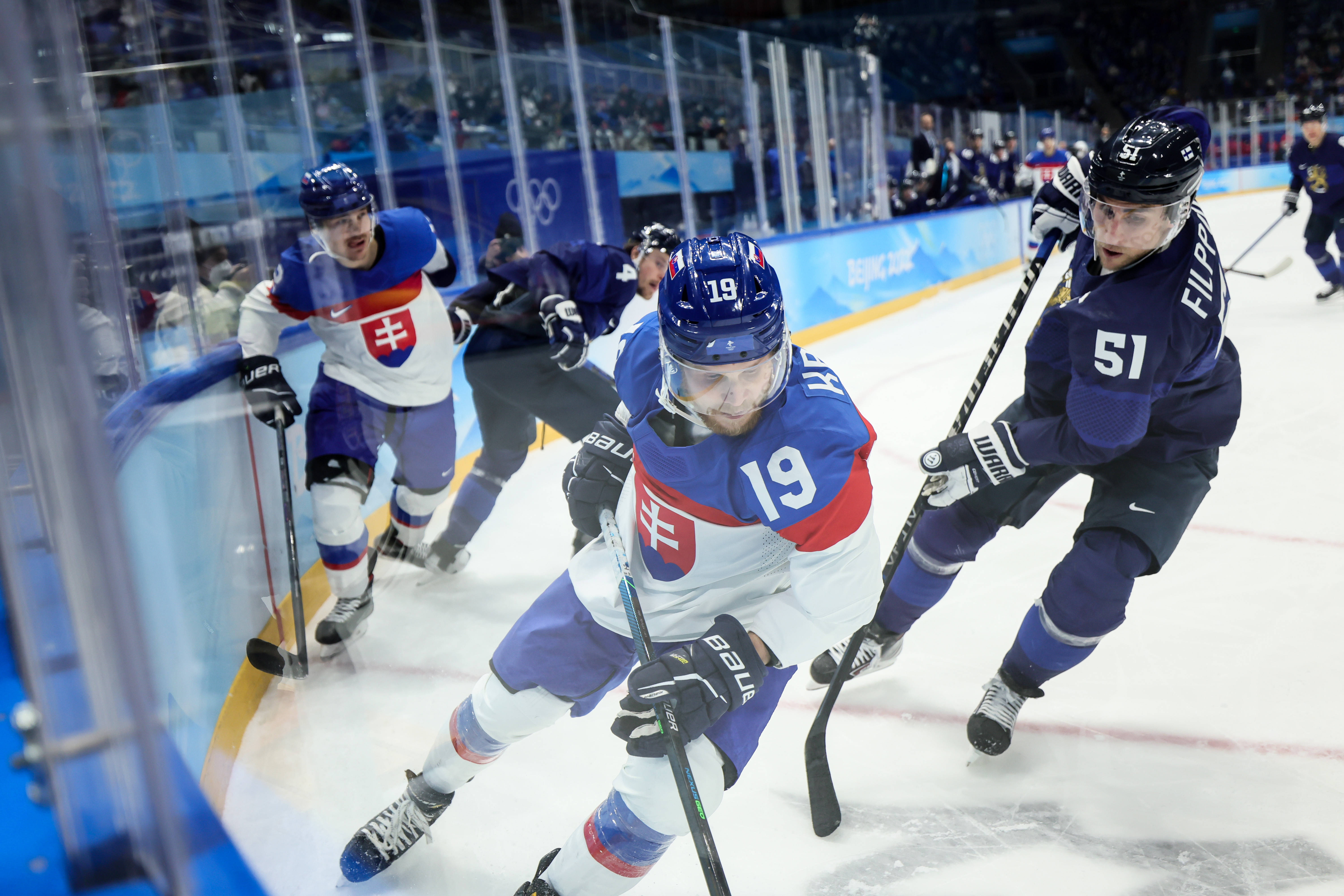 芬兰队在冰球比赛中晋级半决赛