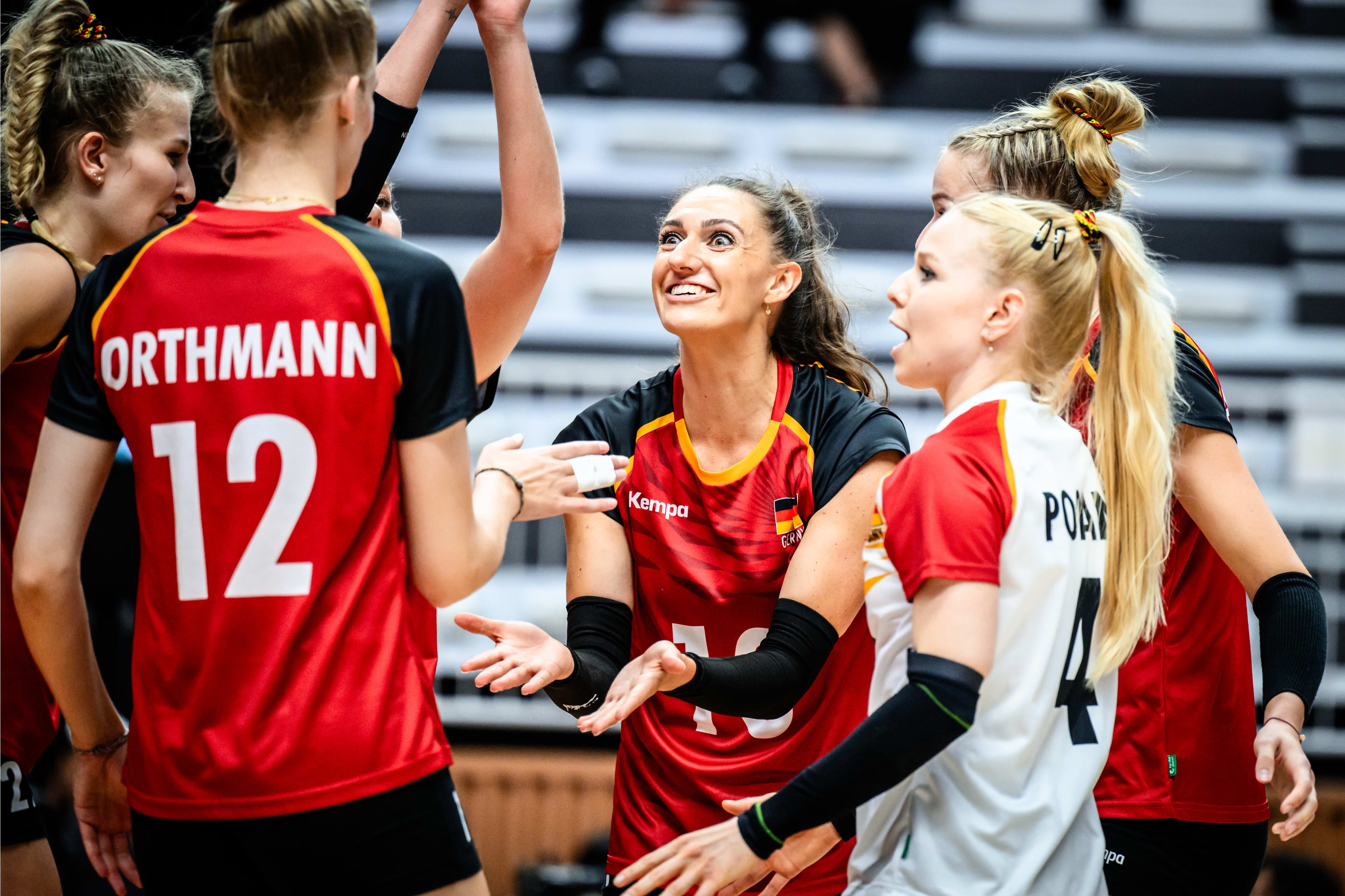 包含斯洛伐克擒下波兰，实力雄厚轻松晋级的词条