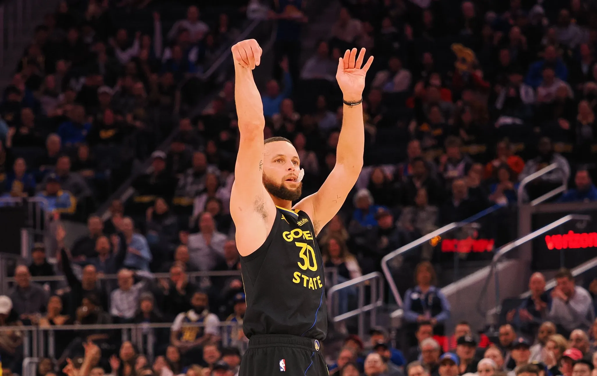 关于库里受伤无碍，率领勇士逆袭的信息