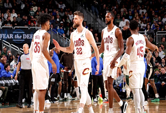 雄鹿主场战胜骑士，取得胜利