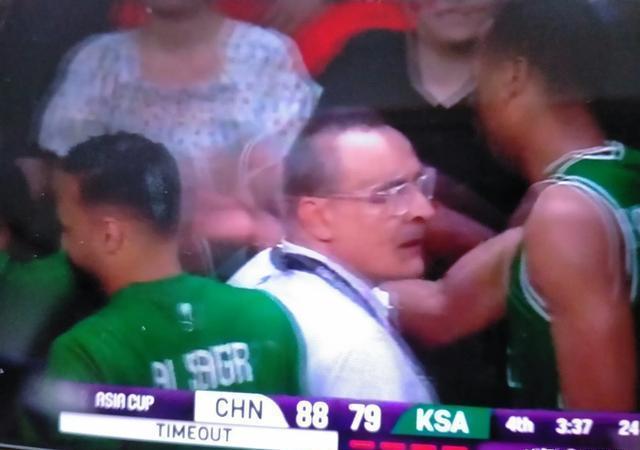 沙特阿拉伯球队在比赛中压倒对手