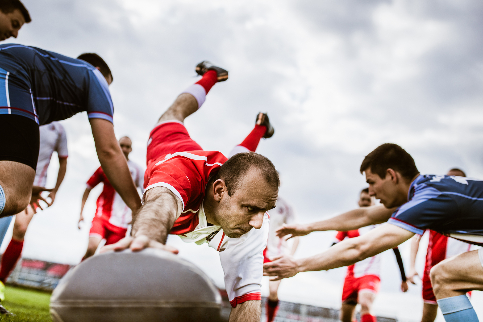 沙特阿拉伯球队在比赛中压倒对手