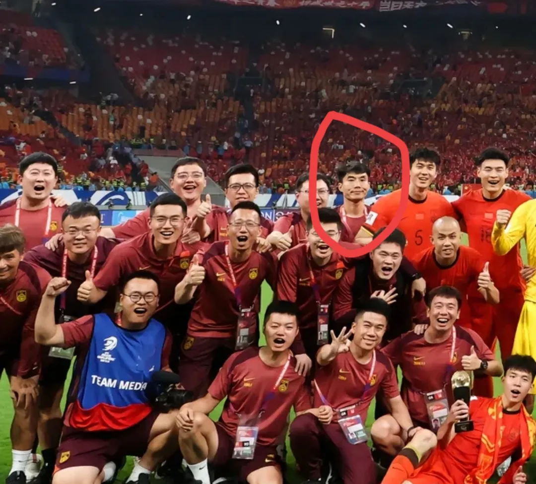 包含热门足球赛事再度引爆观众狂热双方对决势均力敌的词条