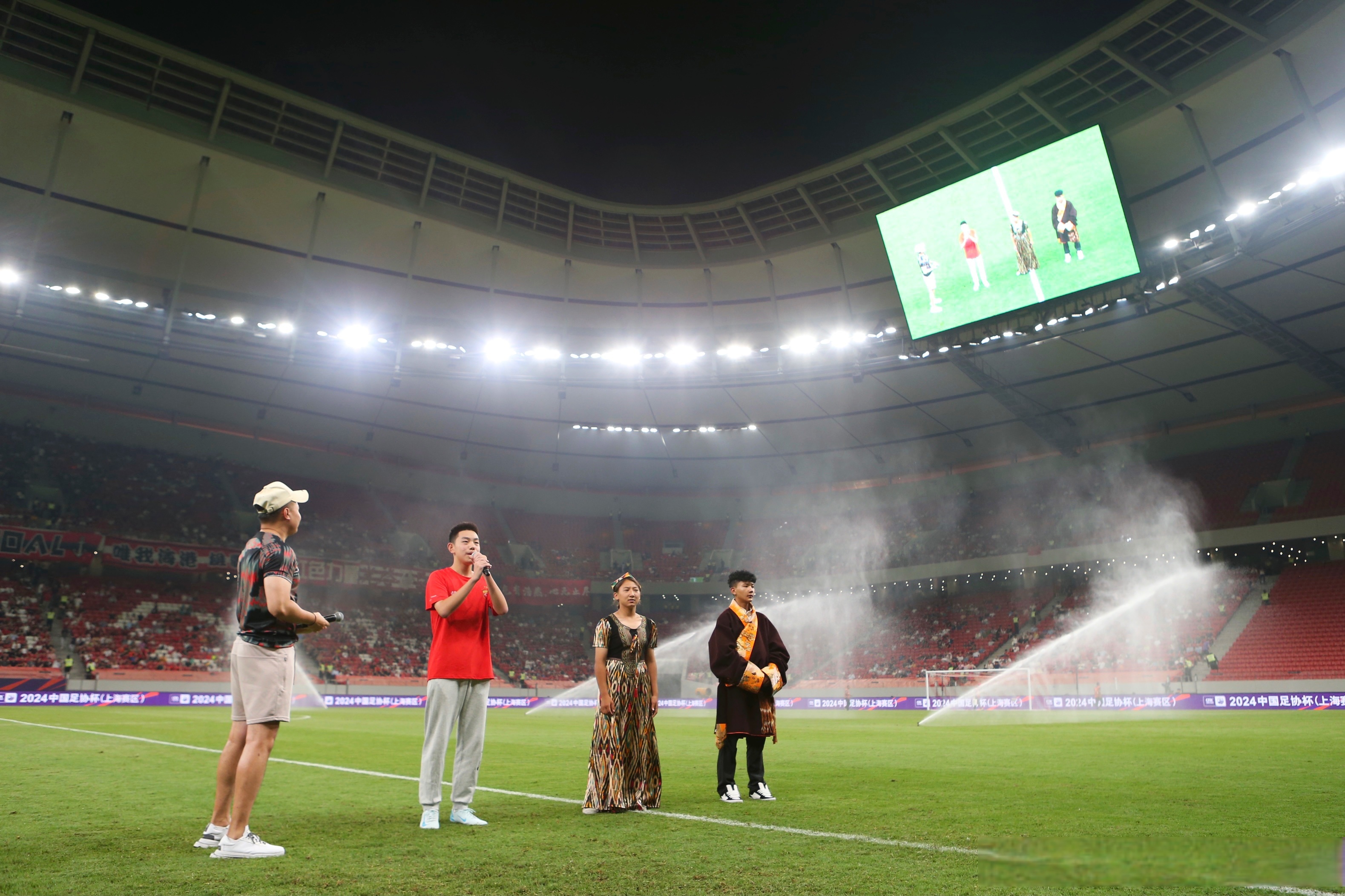 包含足球比赛现场火爆热情高涨，球迷情绪波动的词条