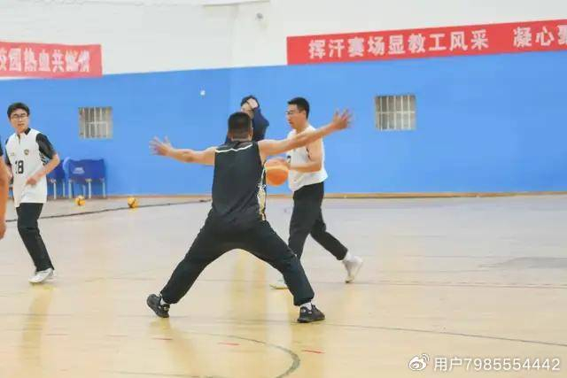 战斗在赛场蔓延热潮,球员情绪高涨精神抖擞! 战斗在赛场蔓延热潮,球员情绪高涨精神抖擞!